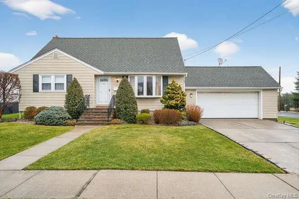 400 Foch Boulevard, Mineola