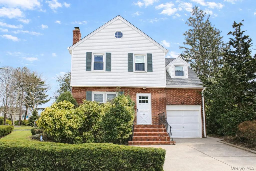 22 Hathaway Drive, Garden City