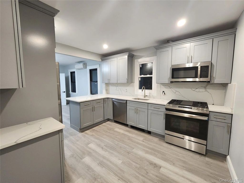 159 Cleveland Avenue A, Mineola