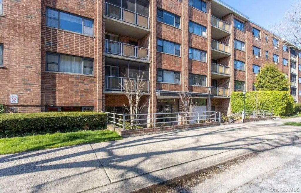 100 Clinton Avenue 1d, Mineola
