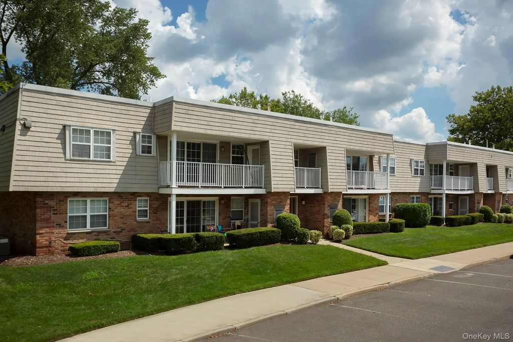 115 Westwood Drive # 137, Westbury