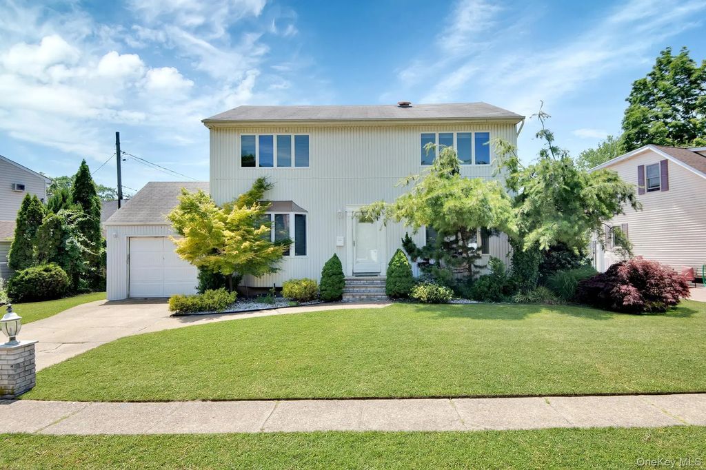 977 Woodcliff Drive, Franklin Square