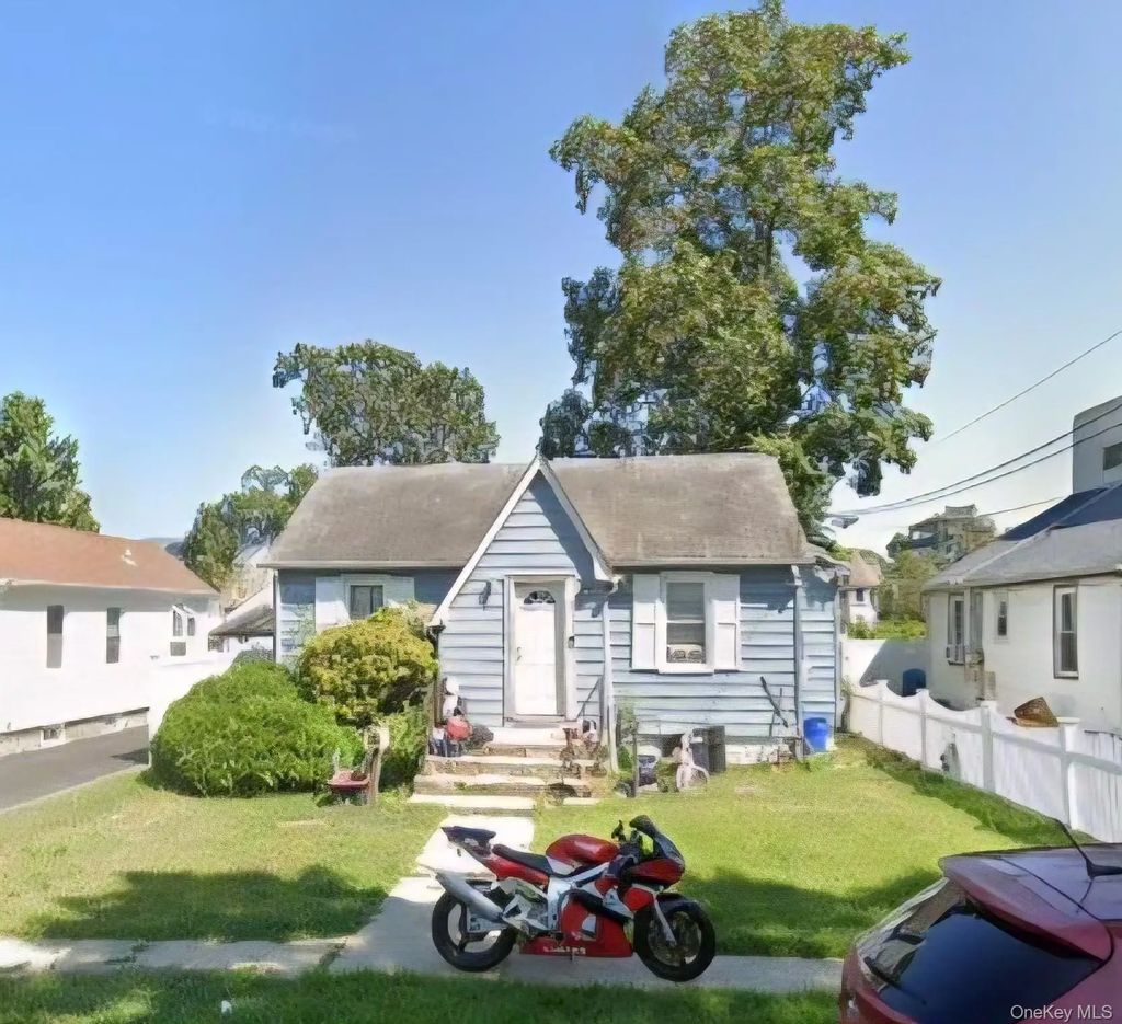 40 Leroy Place, Copiague