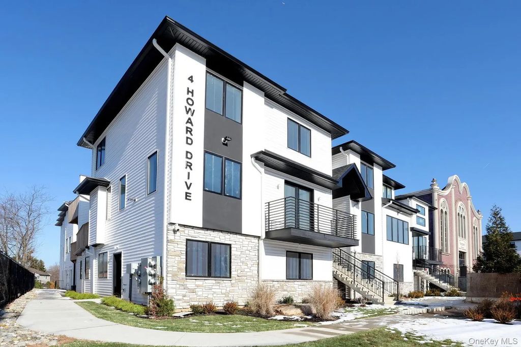 4 Howard Drive # 213, Spring Valley