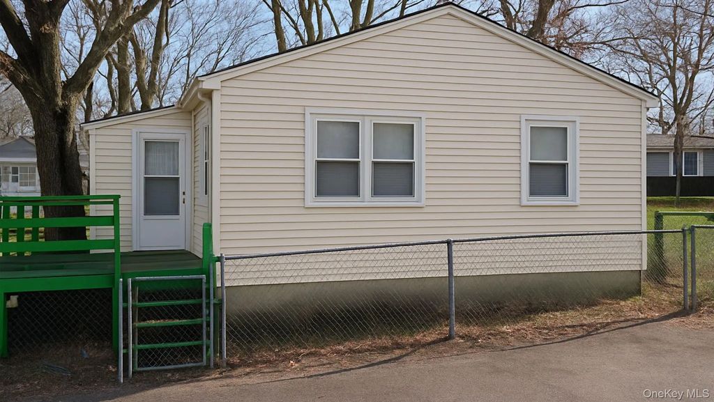 56 Woodcliff Trail, Baiting Hollow
