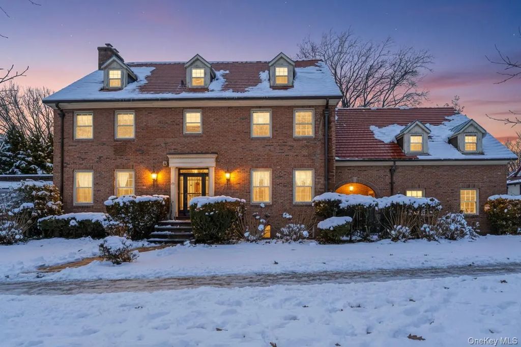 31 Puritan Avenue, Forest Hills