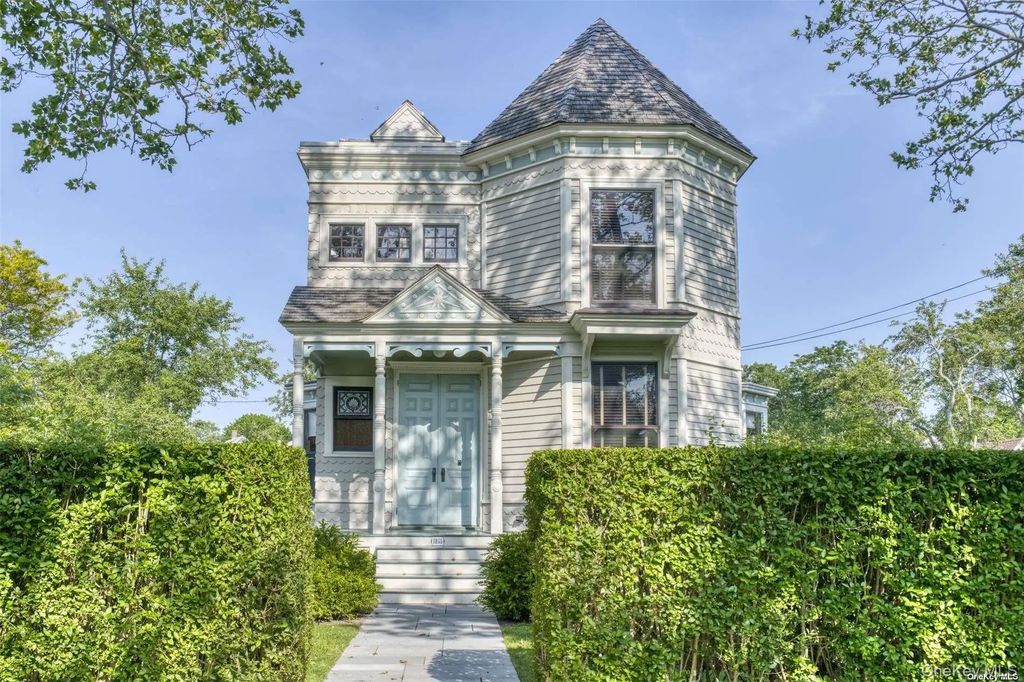 1855 Village Lane, Orient