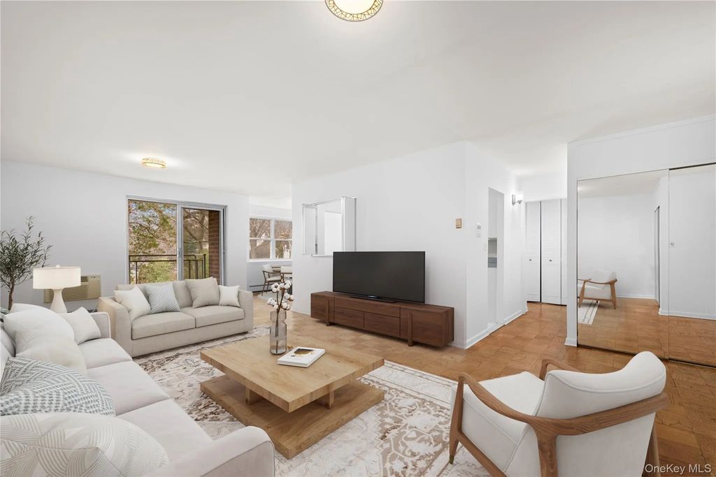 10 Ipswich Avenue # 4m, Great Neck