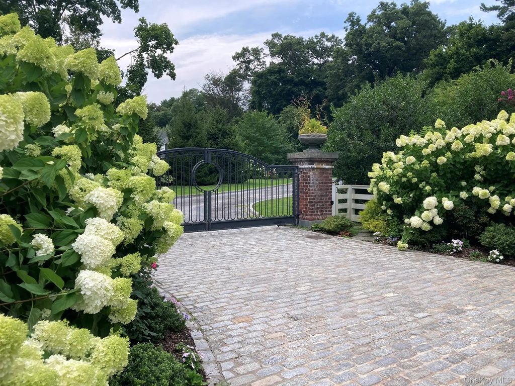 2 Red Ground Road, Old Westbury