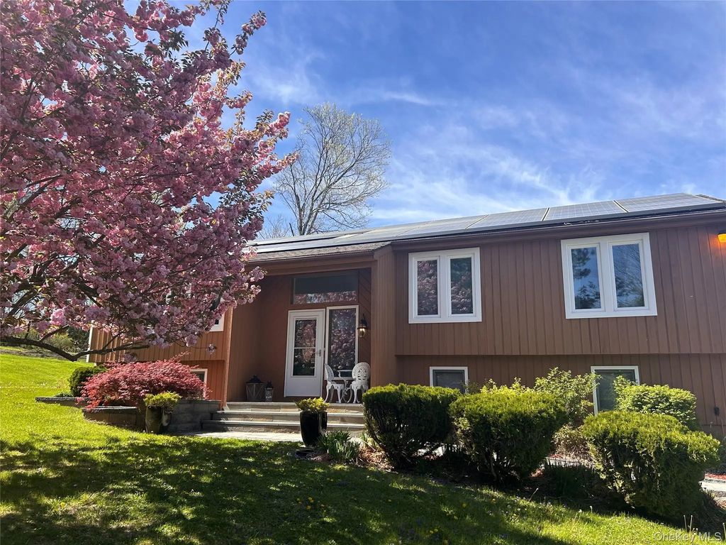 20 Lake Road, Mahopac