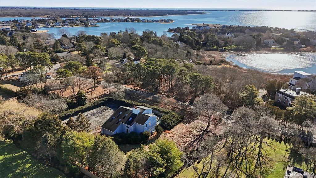 103 Middle Pond Road, Southampton