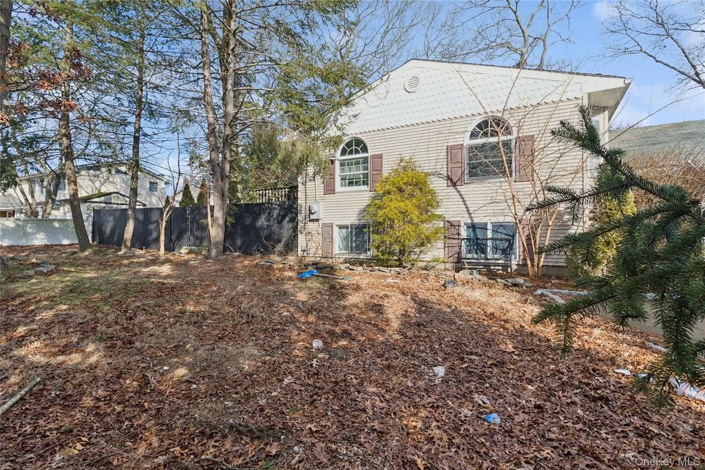 3 Allegheny Drive W, Farmingville