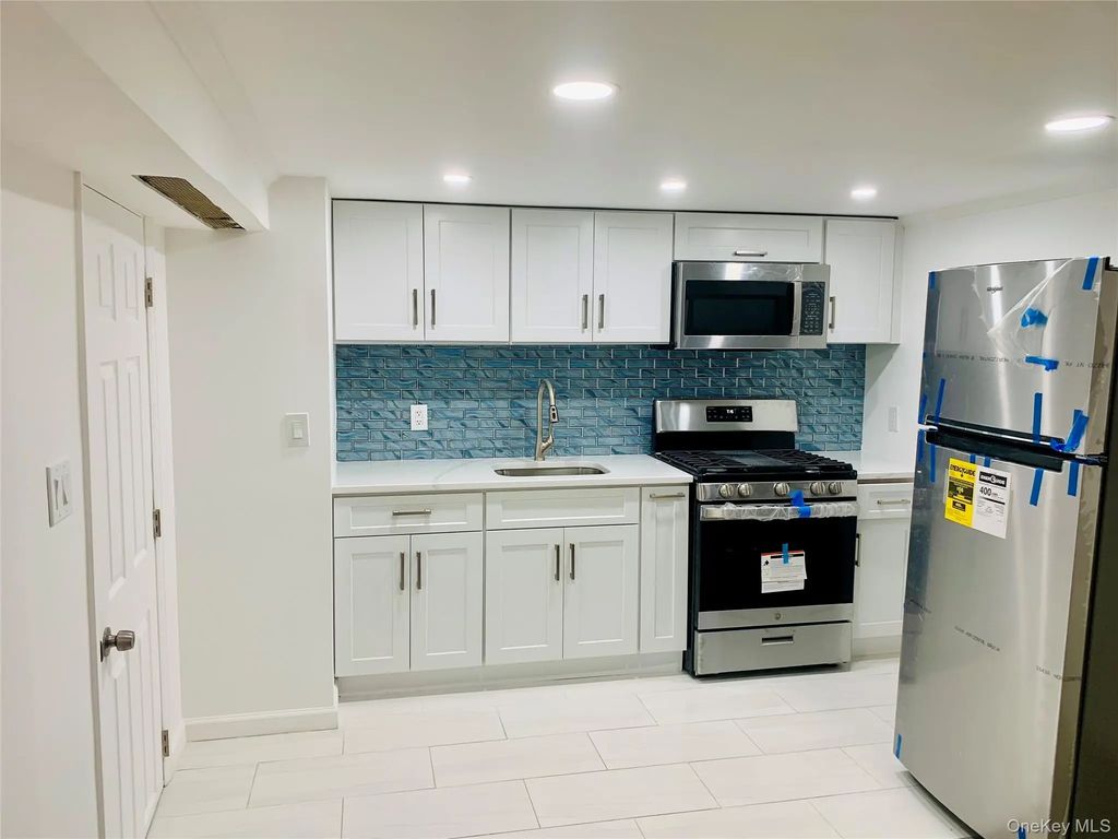 1004 Wool Avenue, Franklin Square