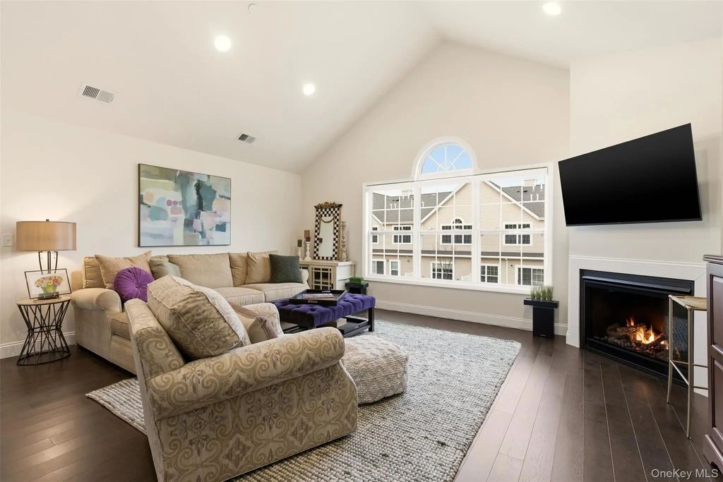28 Steven Circle, Dix Hills