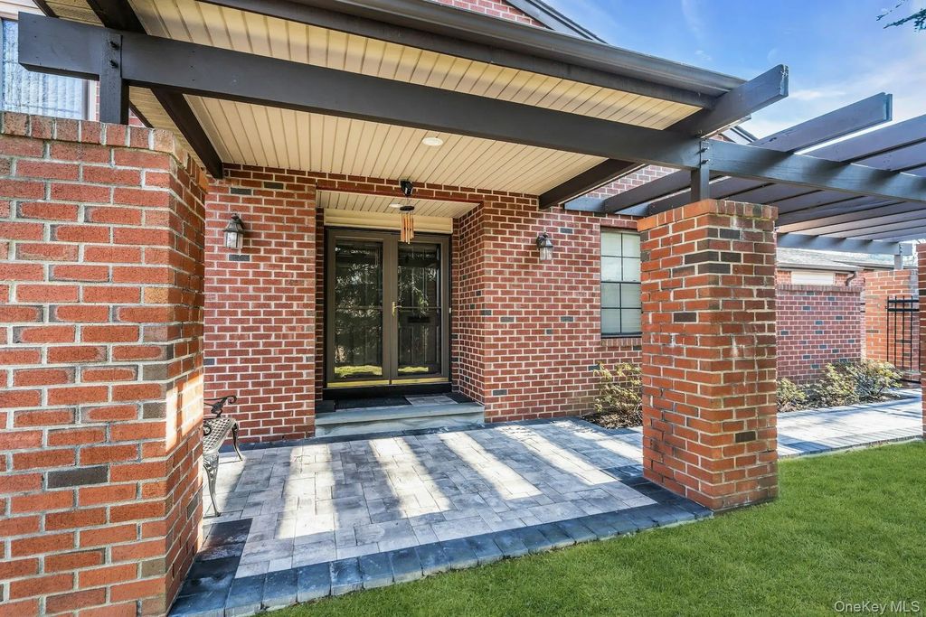 304 Aerie Court, Manhasset
