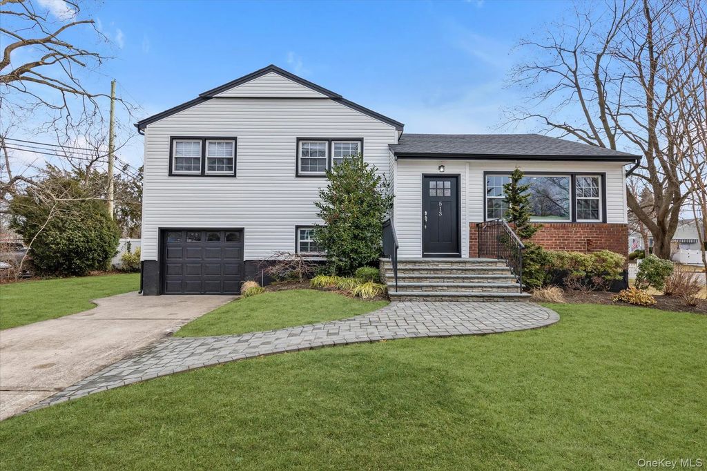 513 Dee Court, East Meadow