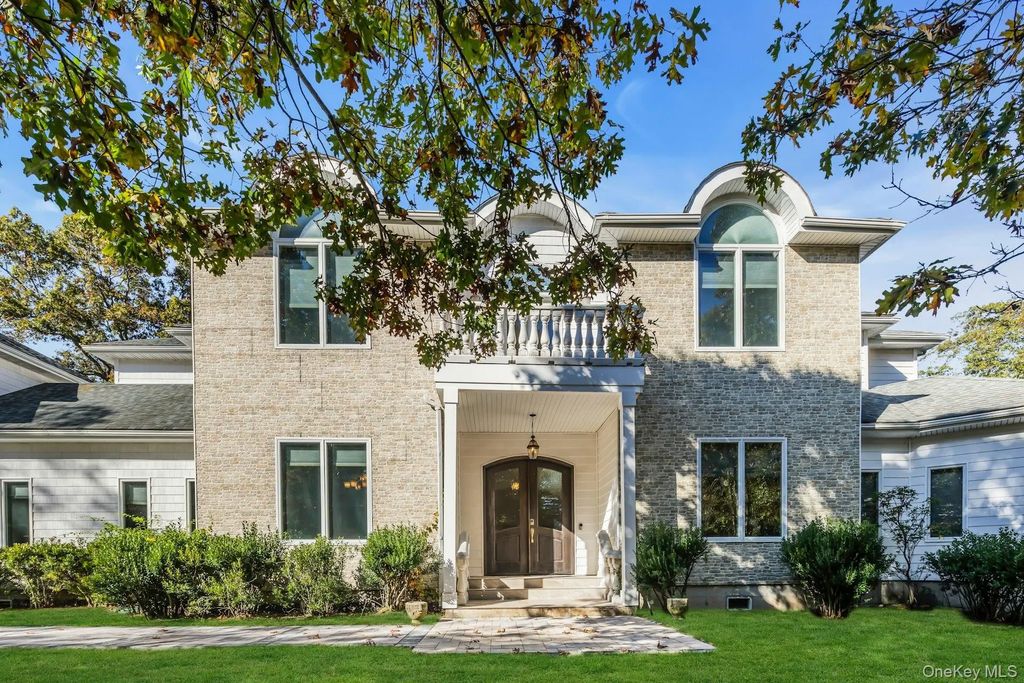 10 Bay Woods Drive, Hampton Bays