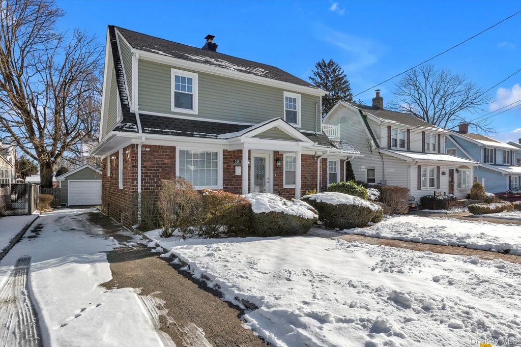 246 Wellington Road, Mineola