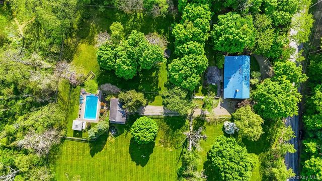 101 Drake Road, Pleasant Valley