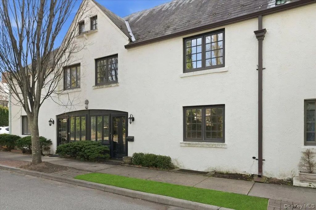 40 Franklin Court, Garden City