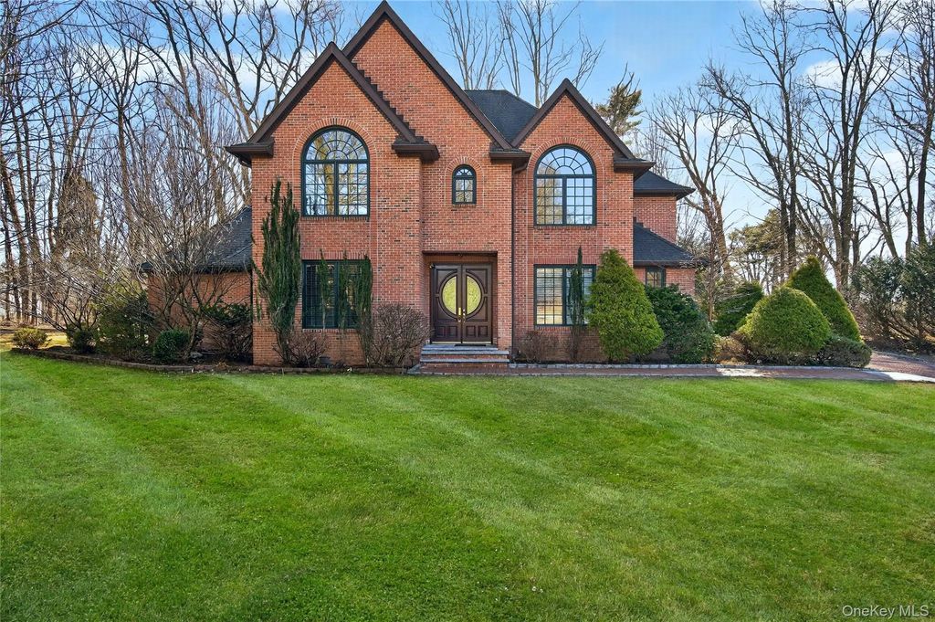 3 Chestnut Court, Old Westbury