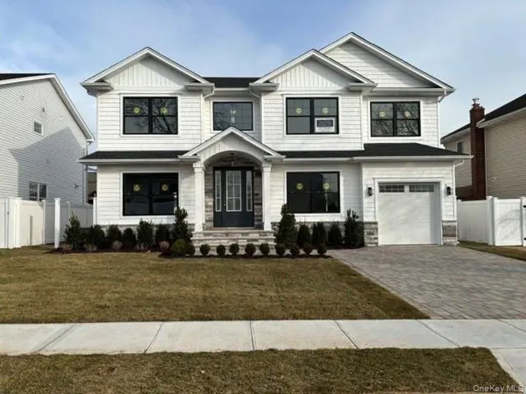 348 Fairway Drive, Franklin Square