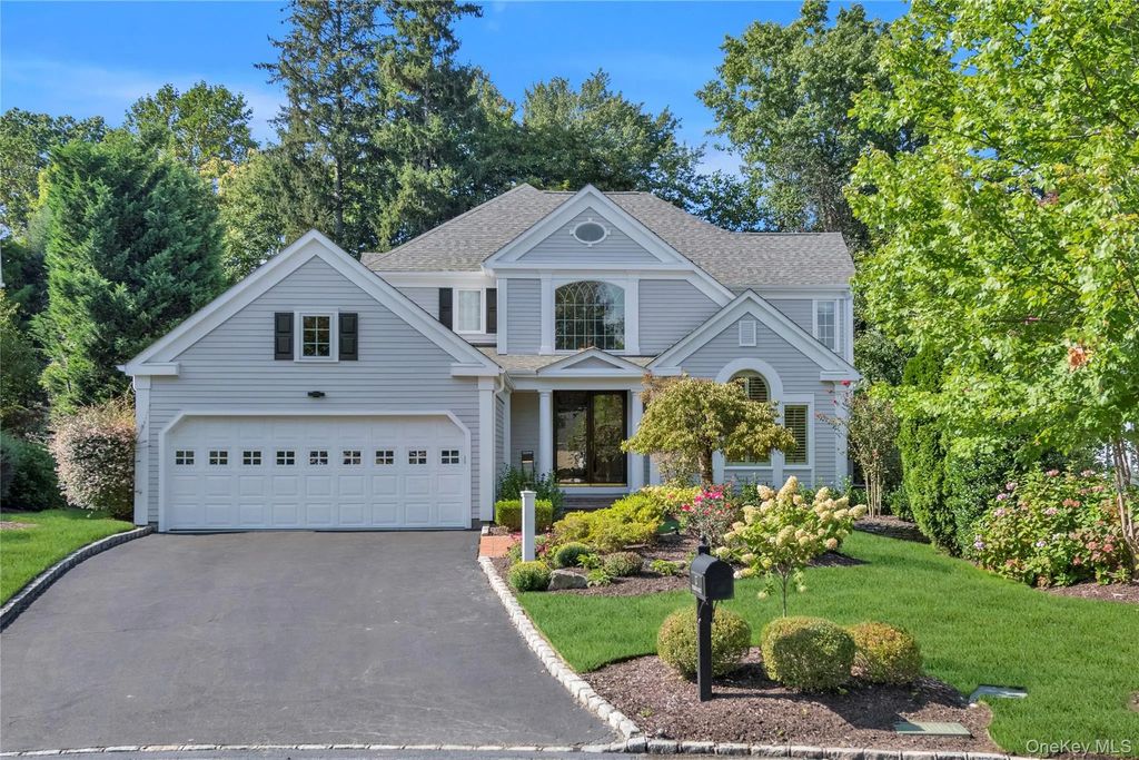 17 Evergreen Circle, Manhasset