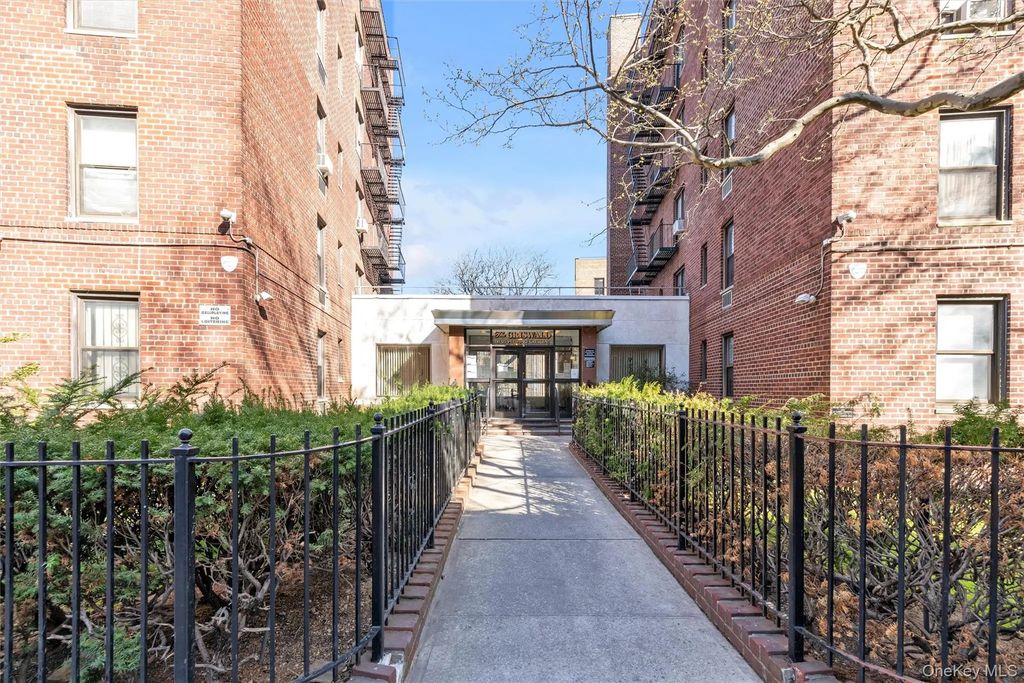 141-05 Pershing Crescent # 202, Briarwood