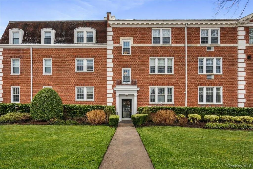 36 Hamilton Place 3-j, Garden City
