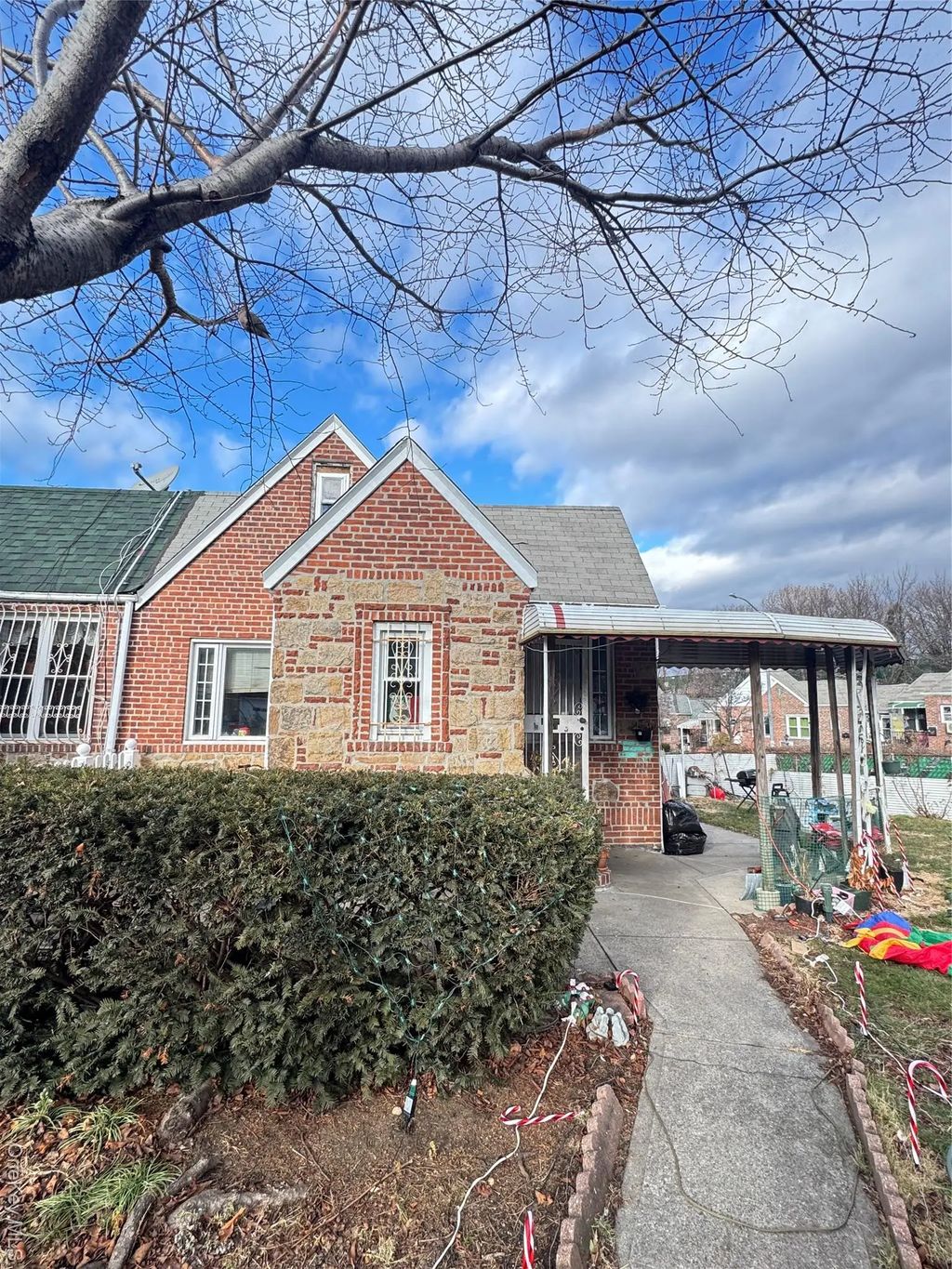 7291 Calamus Avenue, Woodside