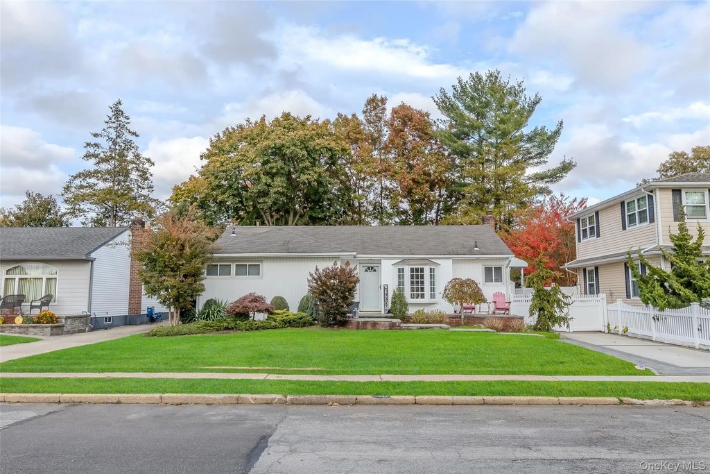 527 Spruce Lane, East Meadow