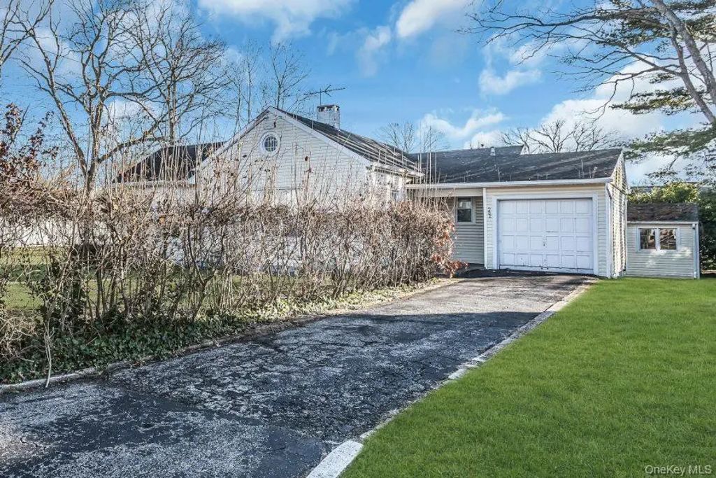 252 Toronto Avenue, Massapequa