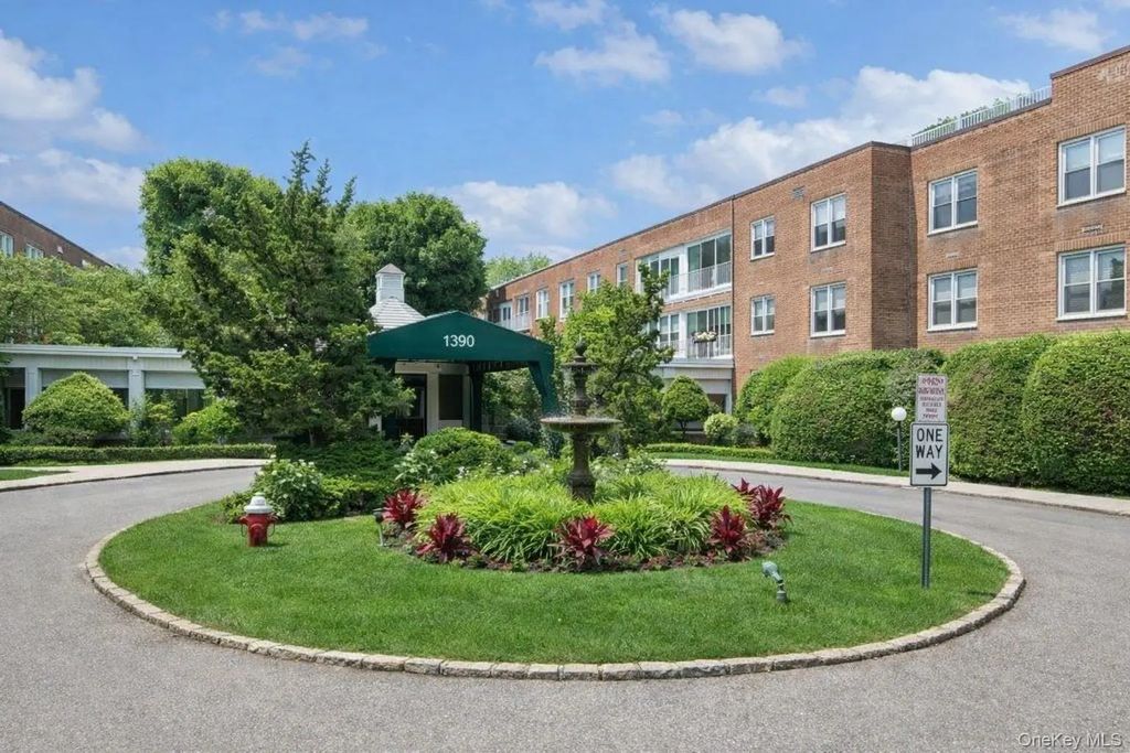 1390 Broadway # 228, Hewlett