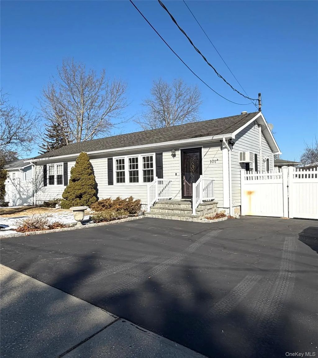 101 Rosevale Avenue E, Ronkonkoma