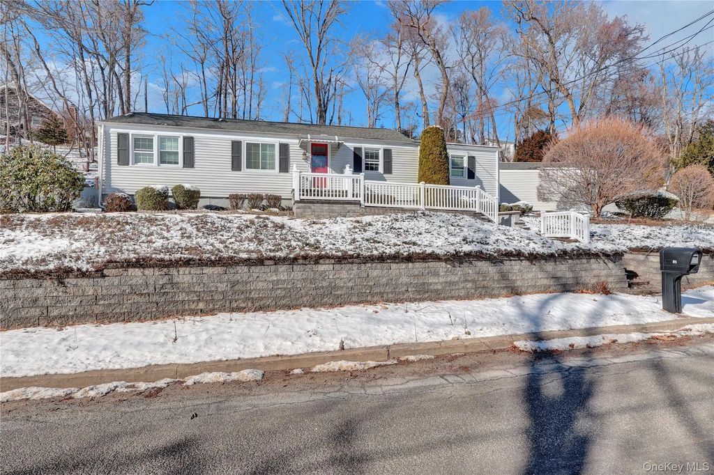 81 Oakside Road, Smithtown