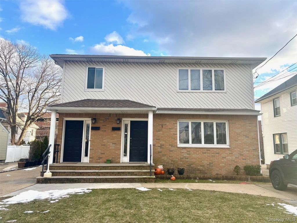 225 Cleveland Avenue, Mineola