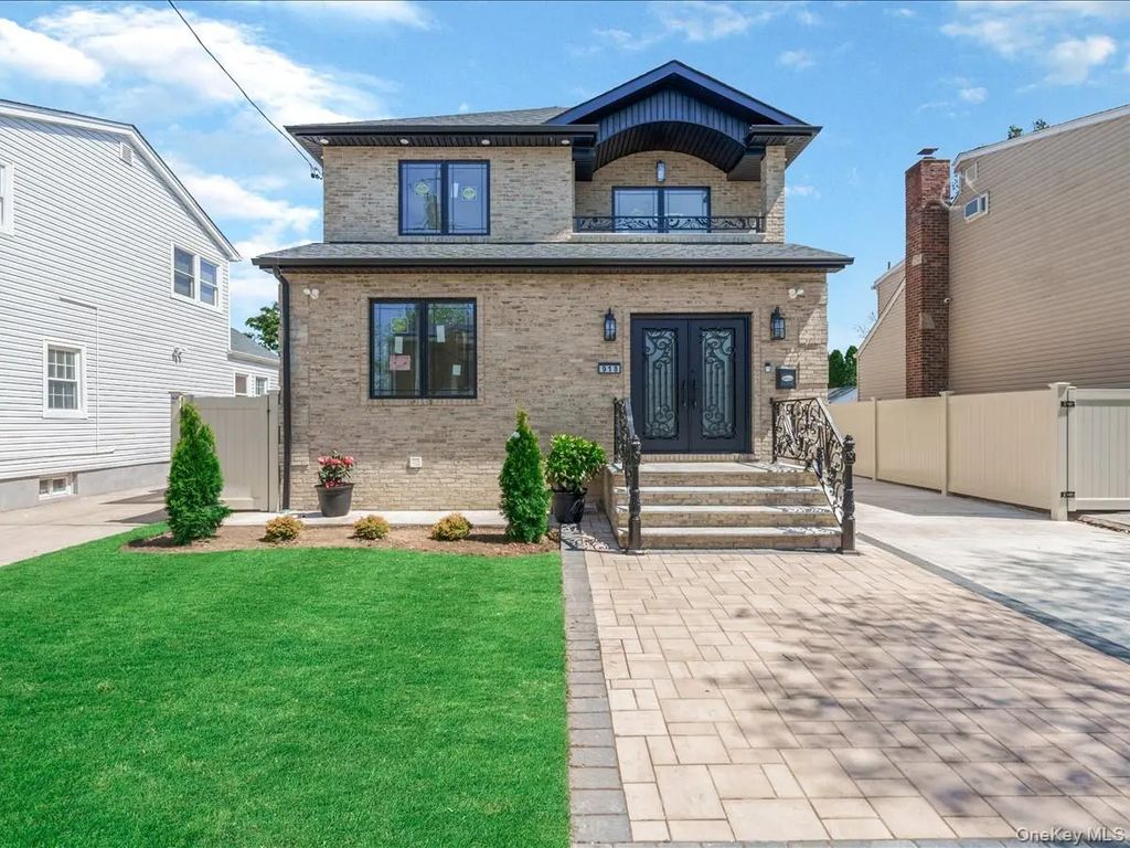 918 N 6th Street, North New Hyde Park