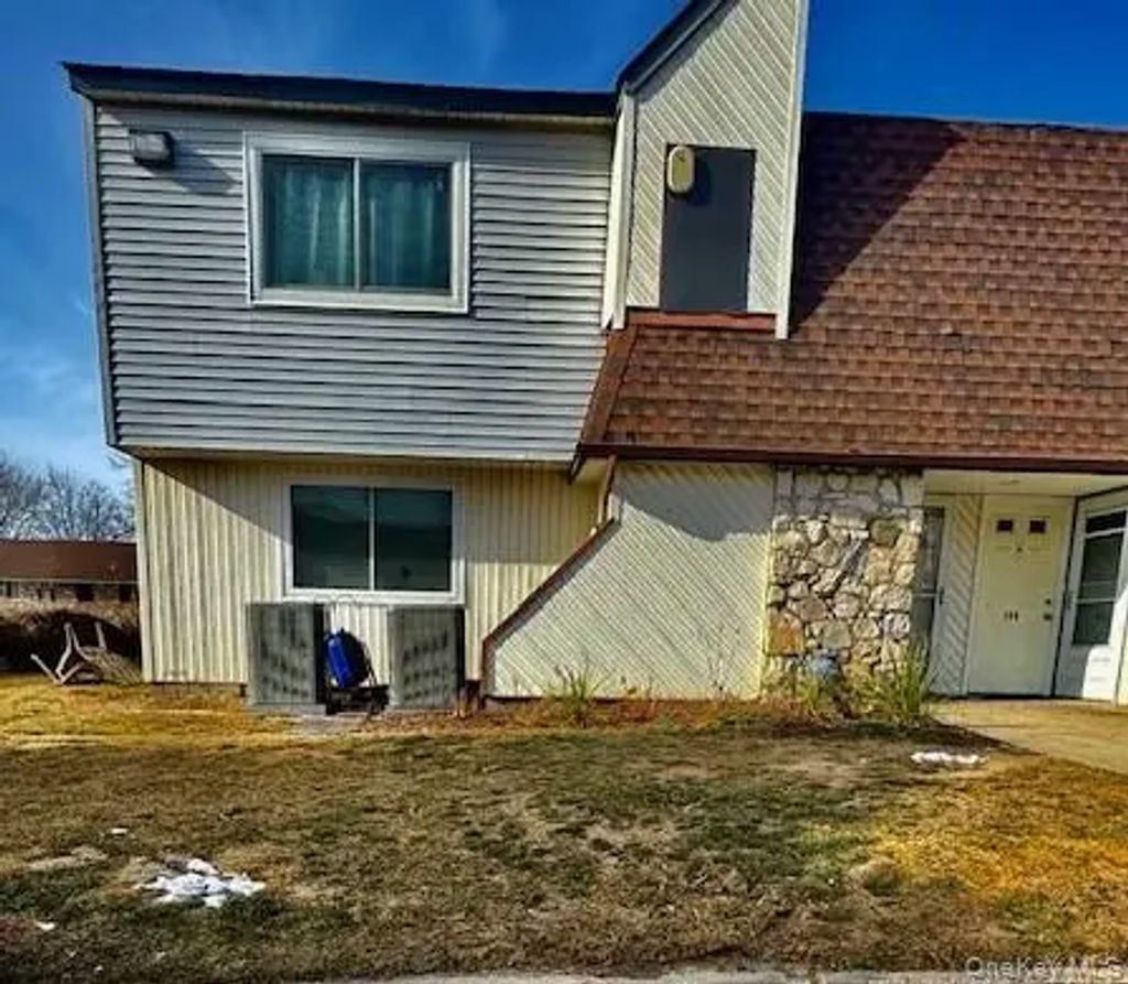 141 Pointe Circle N # 141, Coram