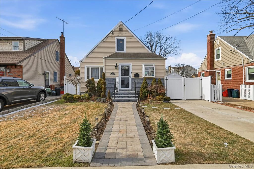 215 Monroe Street, Franklin Square