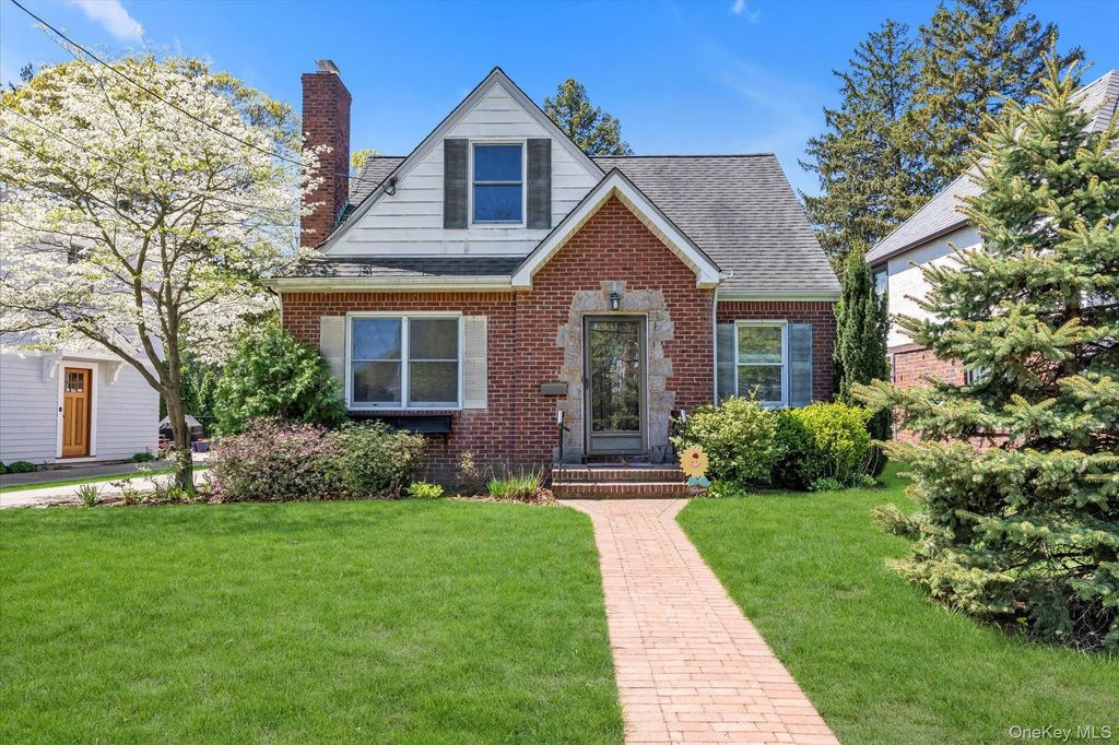 18 Hathaway Drive, Garden City