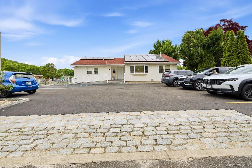1 Arrowood Lane Lane, Melville