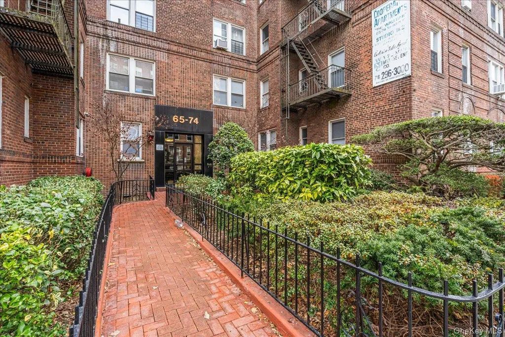 65-74 Saunders Street # 6j, Rego Park