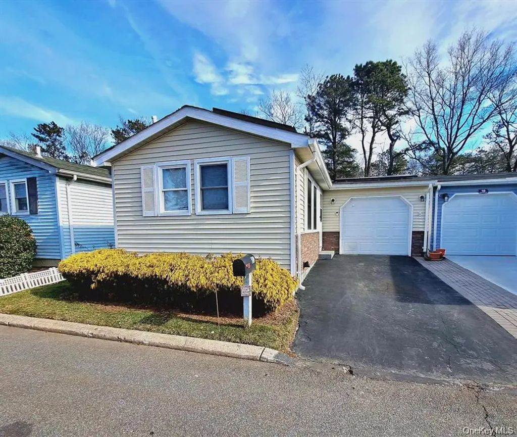 21 Village Circle E, Manorville