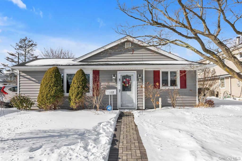 412 Wellington Road, East Meadow