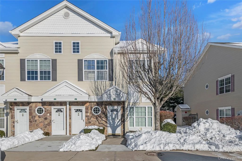 286 Spring Drive 286, East Meadow