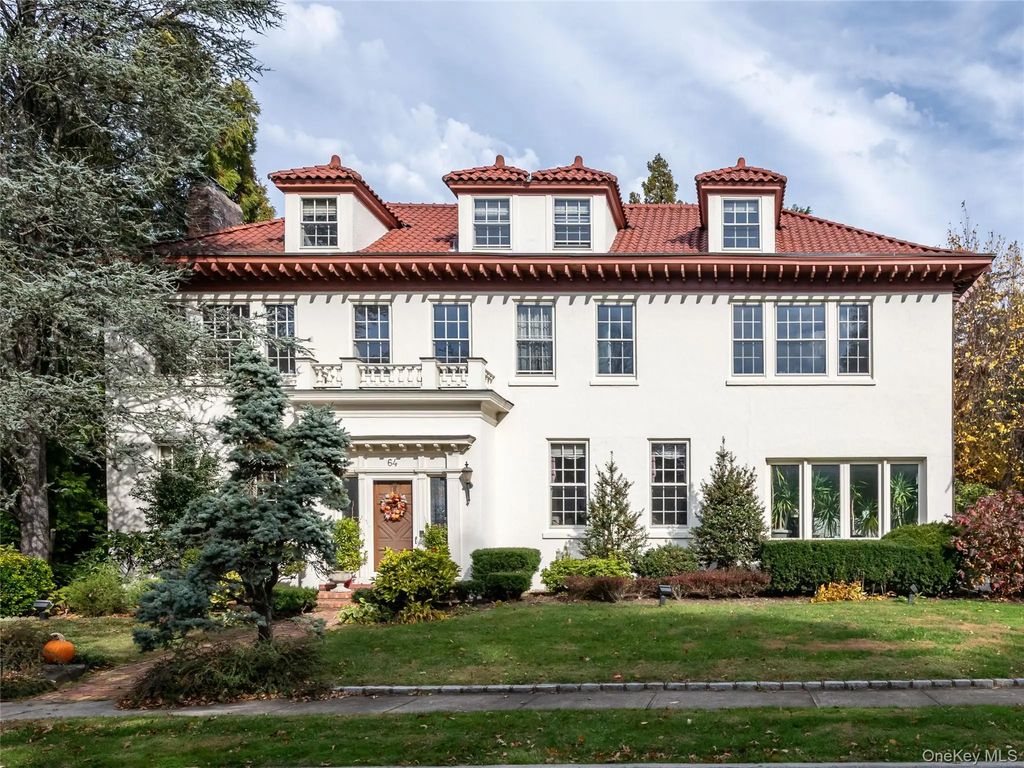 64 Plandome Court, Manhasset