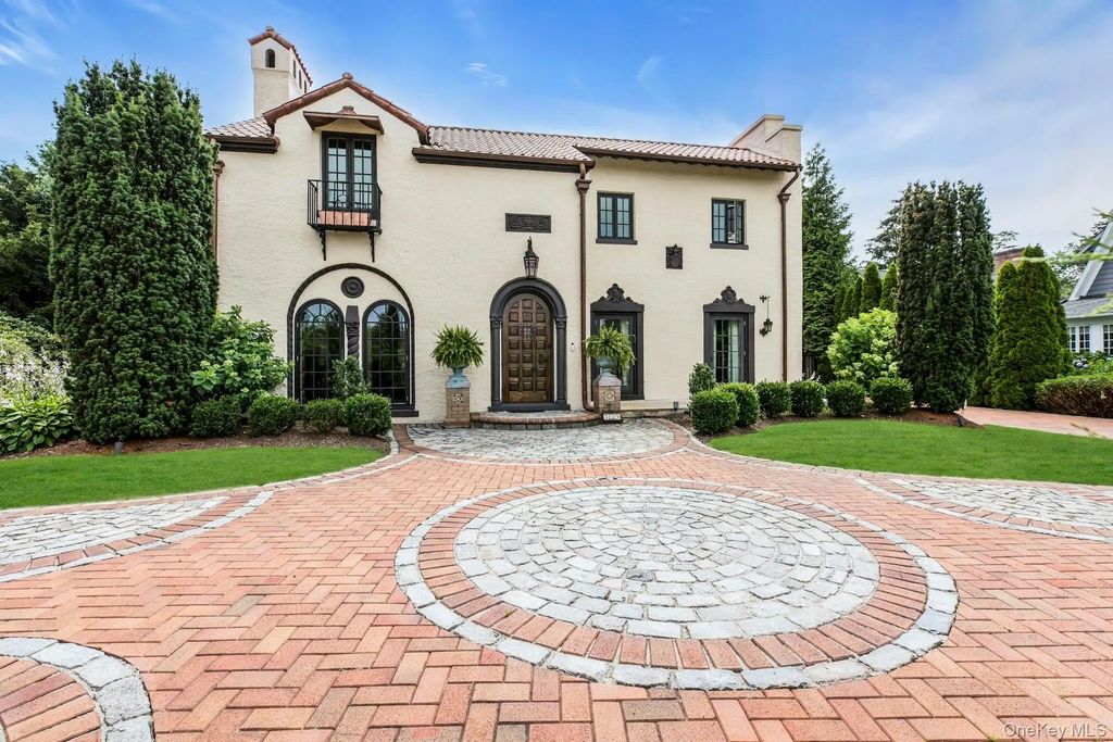 259 Lakeview Avenue W, Brightwaters