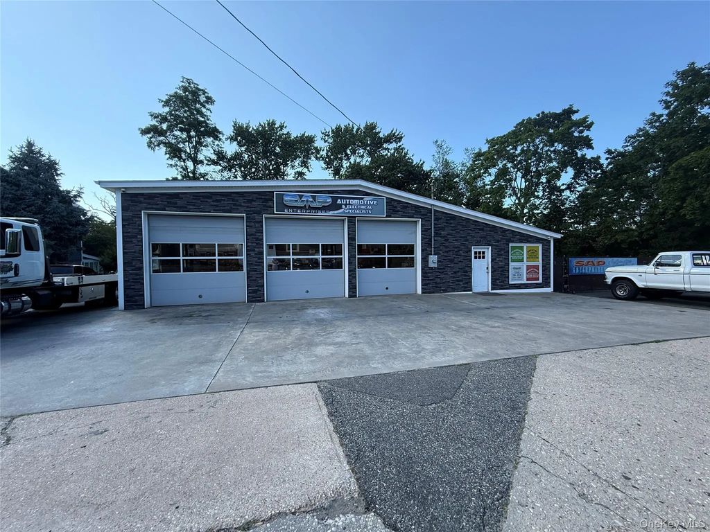 944 E Main Street, Riverhead