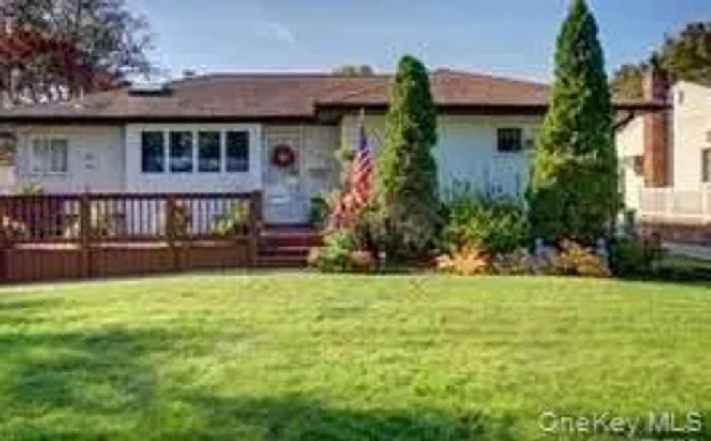 486 Poplar Lane, East Meadow
