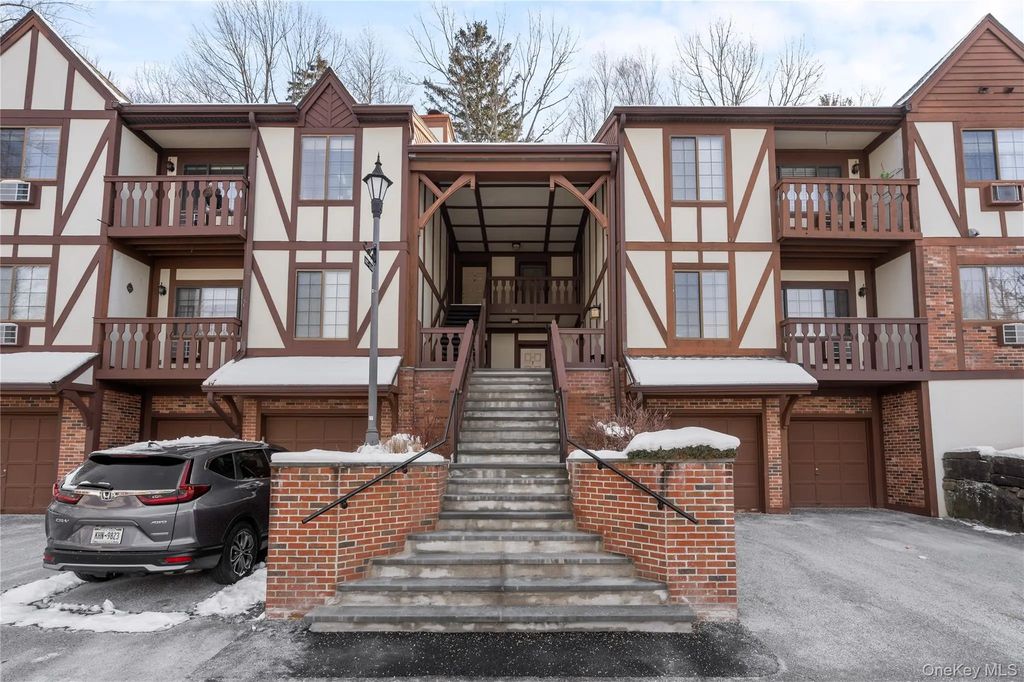 113 Foxwood Circle, Mount Kisco